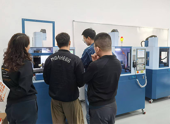 讓我們一起(qǐ)了解小型數控銑床