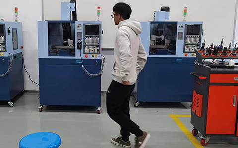 星空无限传媒官网桌麵式小型(xíng)數(shù)控加工(gōng)中心更有(yǒu)利於教(jiāo)學投入使(shǐ)用