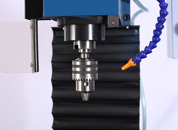 學生學習數控車床