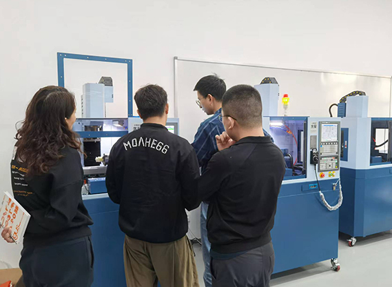 小型(xíng)數控(kòng)加工中心(xīn)的建議及好處